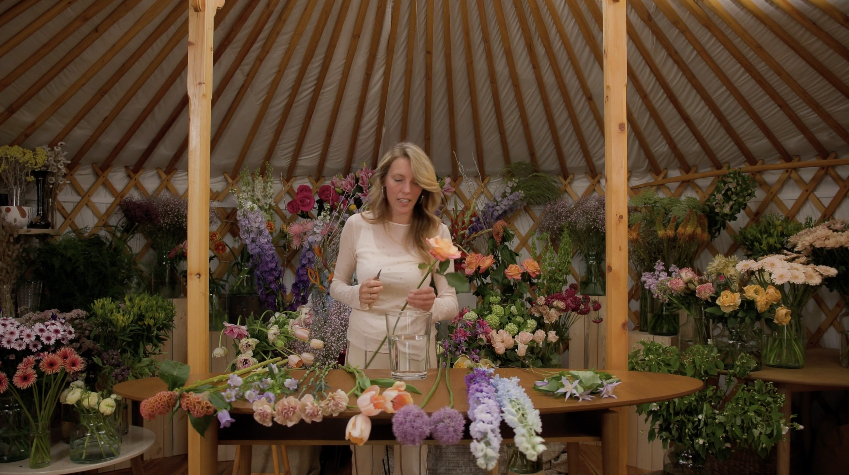 Ontdek de Magie van Bloemenhealing in Lucinda Maria's ZenYurt